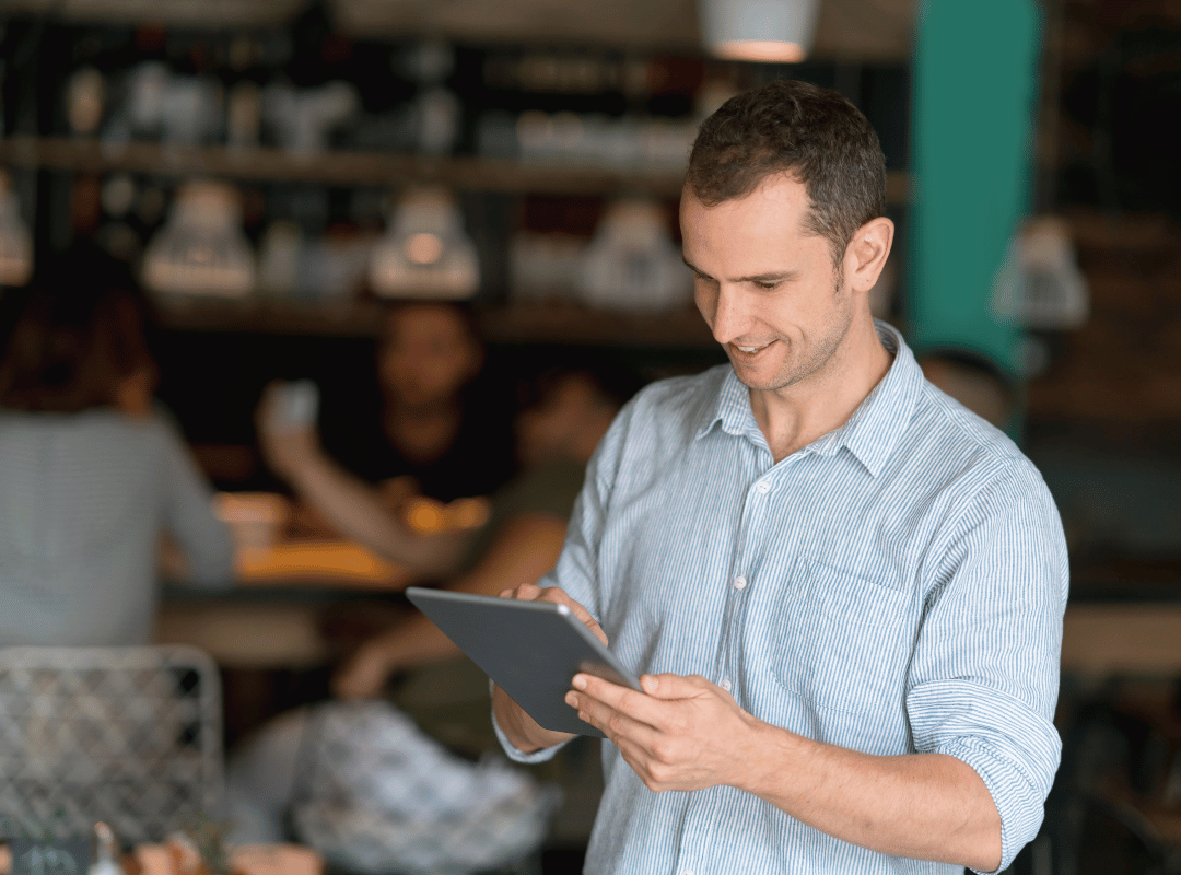 dono-de-restaurante com tablet na mão