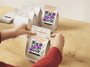 embalagem com qr code convidando o cliente a comprar pelo cardápio digital