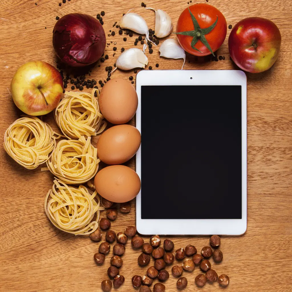 Cozinha, tablet e comida